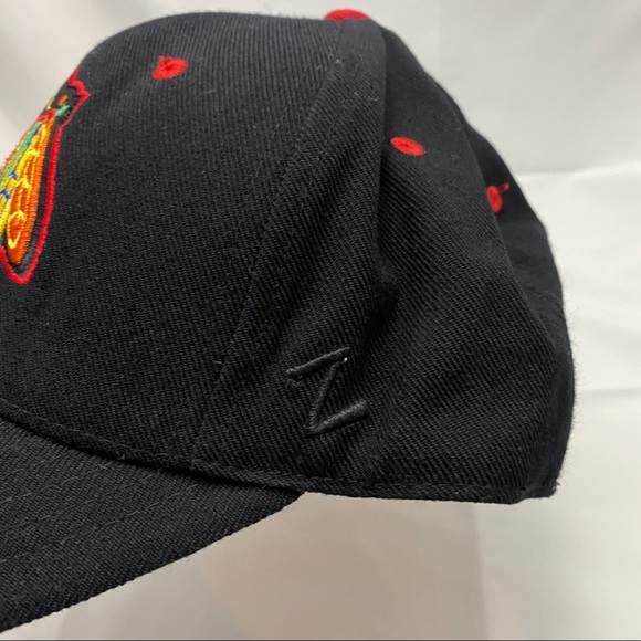 Chicago Blackhawks Embroidered Zephyr Fitted Hat - Picture 6 of 9
